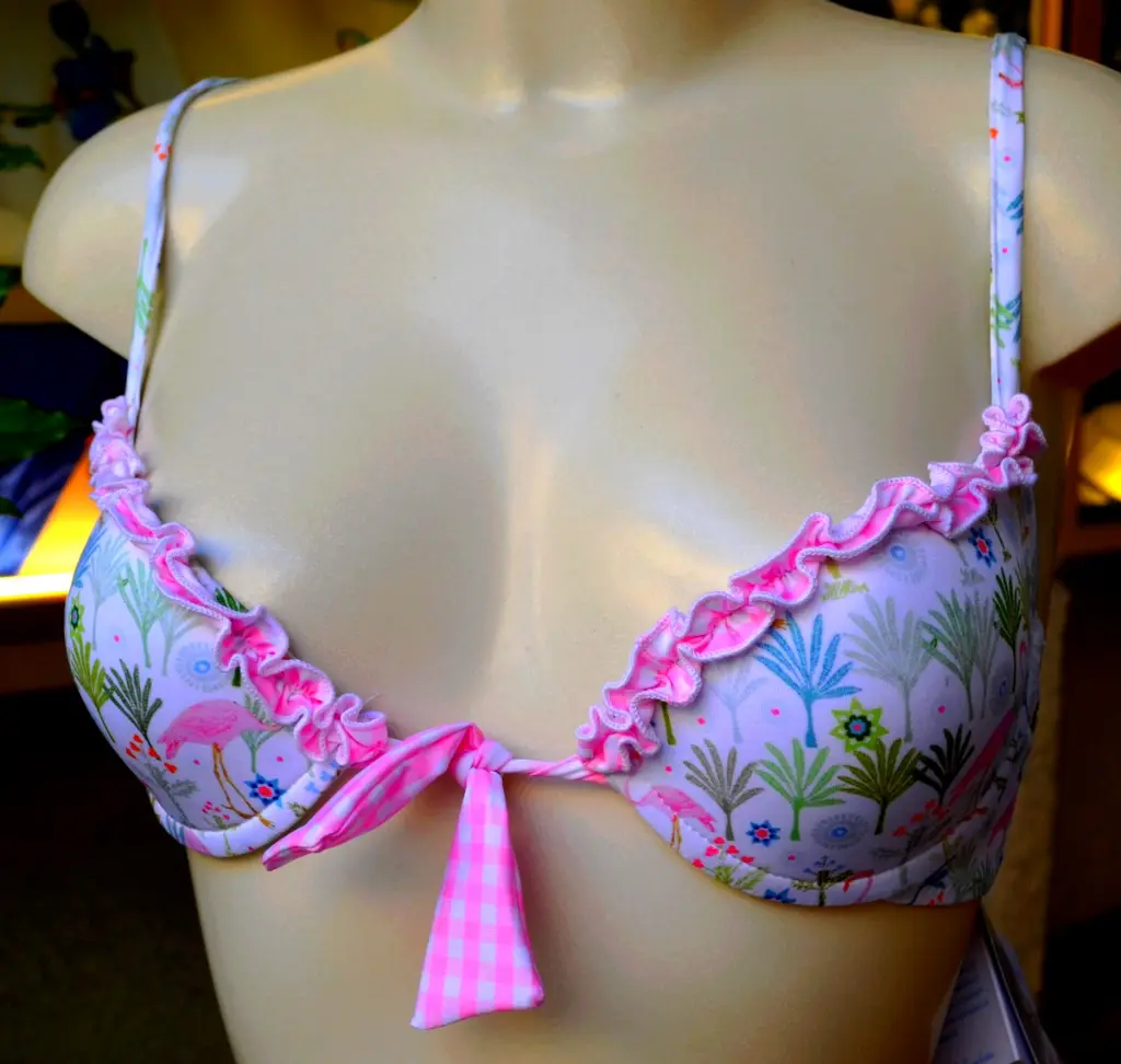 1BIKINI,FLAMINGO,ICOSTUMIDELFORTE,LAPEOPERAIA,FORTEDEIMARMI.webp