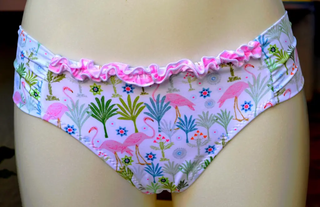 2,BIKINI,FLAMINGO,ICOSTUMIDELFORTE,LAPEOPERAIA,FORTEDEIMARMI.webp