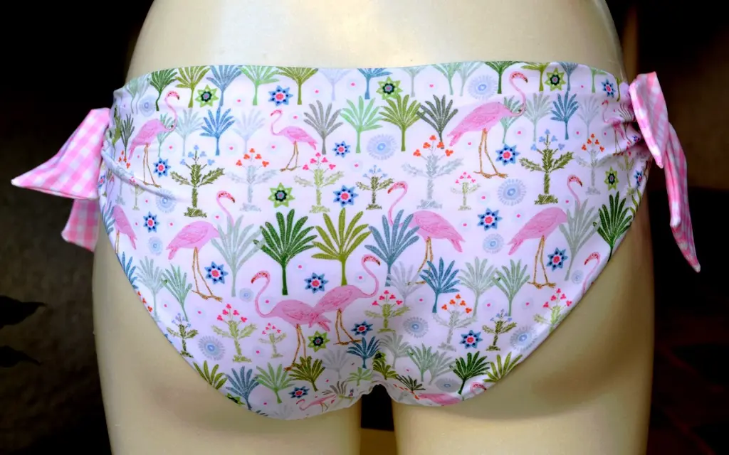 7BIKINI,FLAMINGO,ICOSTUMIDELFORTE,LAPEOPERAIA,FORTEDEIMARMI.webp