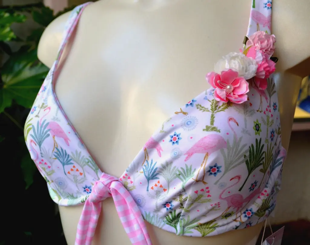 9BIKINI,FLAMINGO,ICOSTUMIDELFORTE,LAPEOPERAIA,FORTEDEIMARMI.webp