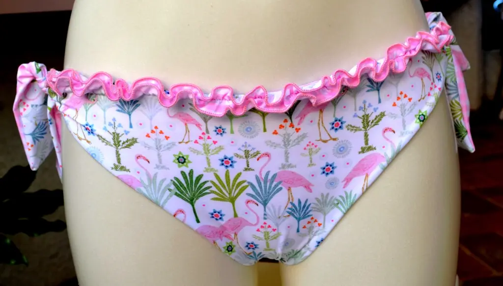 10,BIKINI,FLAMINGO,ICOSTUMIDELFORTE,LAPEOPERAIA,FORTEDEIMARMI.webp