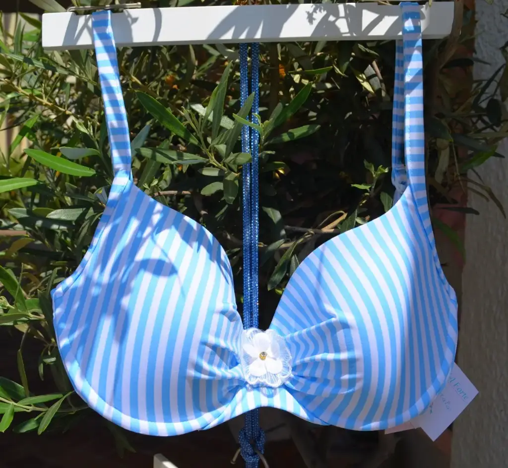 I COSTUMI DEL FORTE - BIKINI A RIGHE CON FIORE APPLICATO
