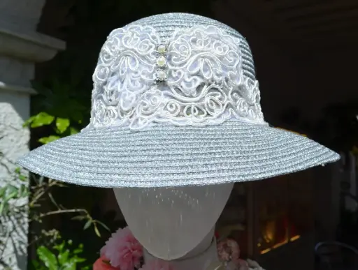 I COSTUMI DEL FORTE - CAPPELLO ARTIGIANALE CON PIZZO APPLICATO